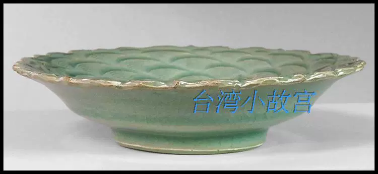 元代龍泉窯梅子青釉折枝花卉波浪紋葵口碟海外回流
