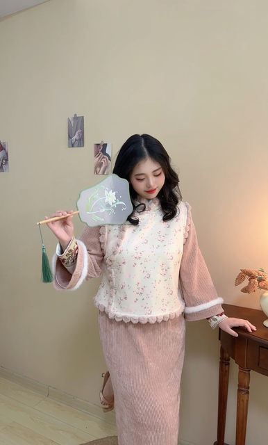 Meet the sweet new Chinese cheongsam dress + pink vest 200 Jin [Jin equals 0.5 kg]