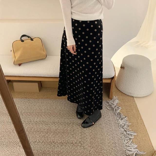 Retro velvet thickened polka dot velvet skirt for women in autumn and winter pear-shaped body with rear slit A-line mid-length umbrella skirt