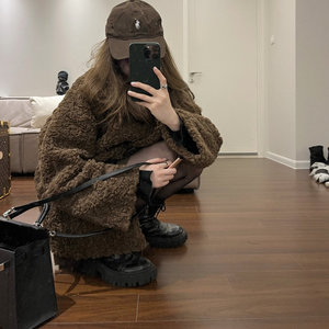 Chocolate horn croissant lamb fur coat for women 2025 autumn and winter retro loose lazy style fur coat