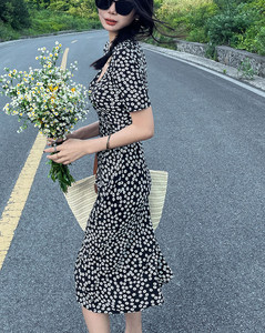 Little fish homemade French retro silk tea break dress daisy print, thin, high waist, long long skirt
