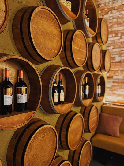 Bar Mural En Tonneau De Chêne - Décoration De Cave à Vin Personnalisée