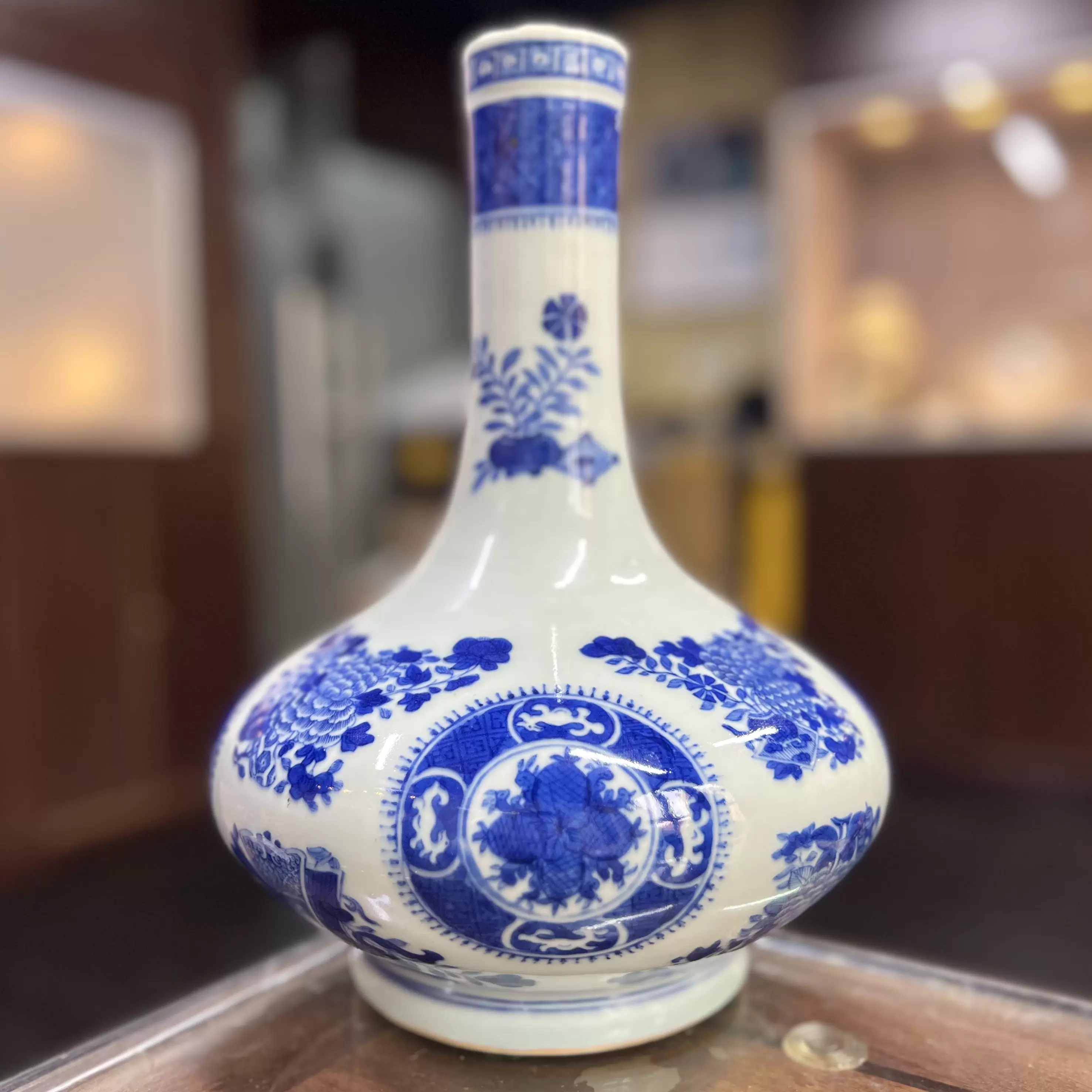中国古美術　大清乾隆　青磁瓶 清乾隆青花花卉紋梅瓶一對《大清乾隆年製》款| Chinese Art