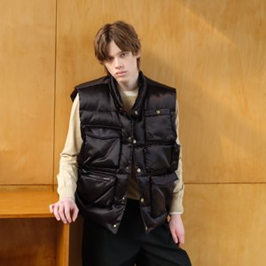 
HOPECONCEPT is the trendy vest this season. It comes with a sense of style and is the same heavy-duty down vest for men and women #24232