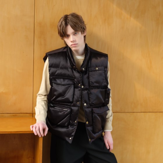 
HOPECONCEPT is the trendy vest this season. It comes with a sense of style and is the same heavy-duty down vest for men and women #24232