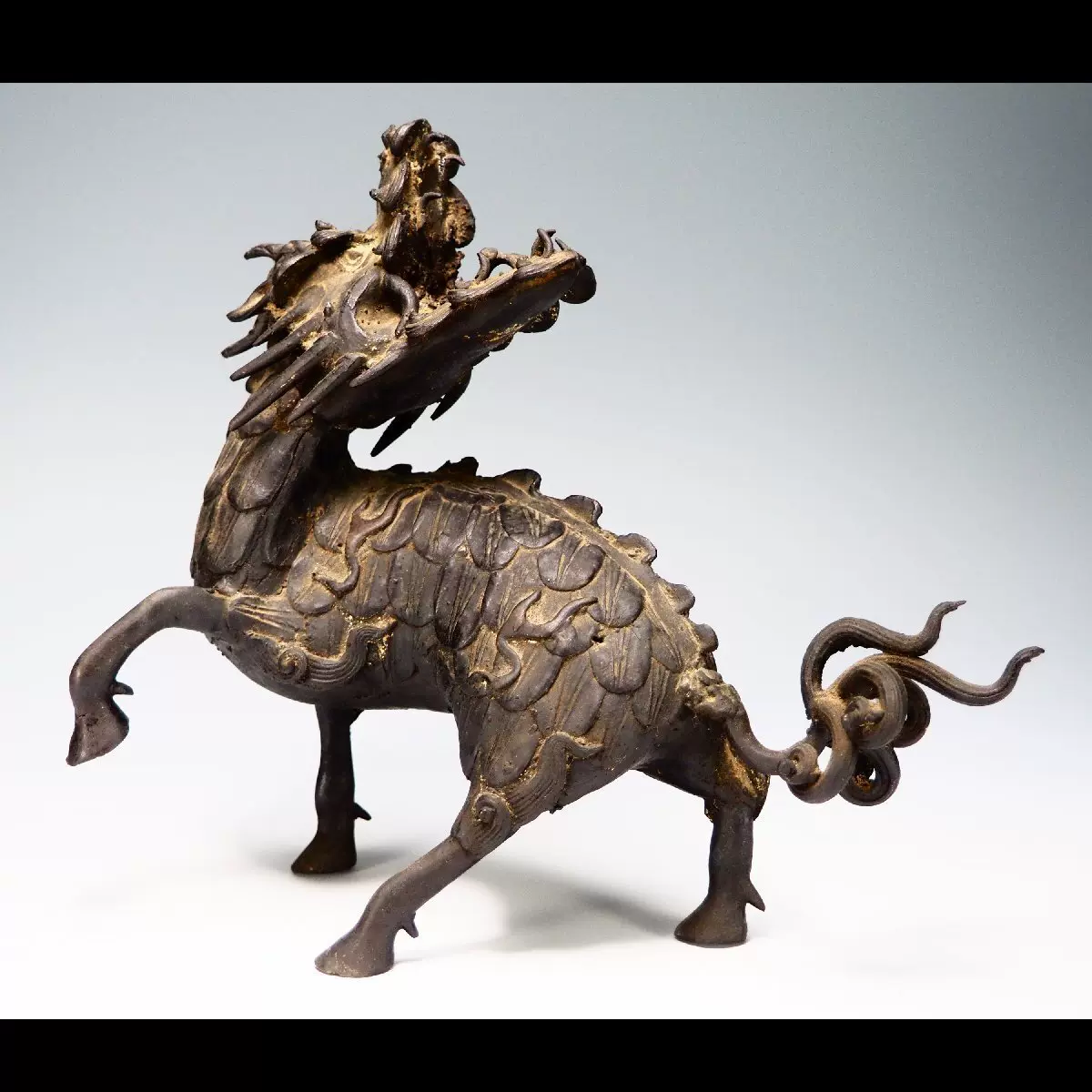 銅製:岩上の鷹置物 銅製:岩上の鷹置物