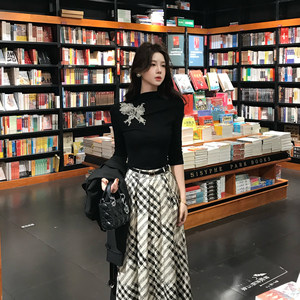 
Muzi Li's Li Zhixing elegant half-high collar embroidered sweater top windbreaker jacket black and white checkered skirt autumn