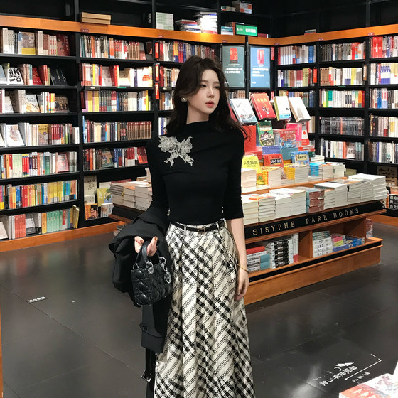 
Muzi Li's Li Zhixing elegant half-high collar embroidered sweater top windbreaker jacket black and white checkered skirt autumn