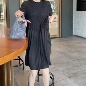 
Black Hepburn style slim dress for women, summer thin pleated loose high waist casual gentle style skirt temperament trendy