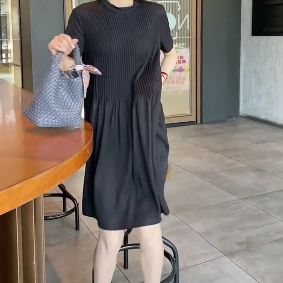 
Black Hepburn style slim dress for women, summer thin pleated loose high waist casual gentle style skirt temperament trendy