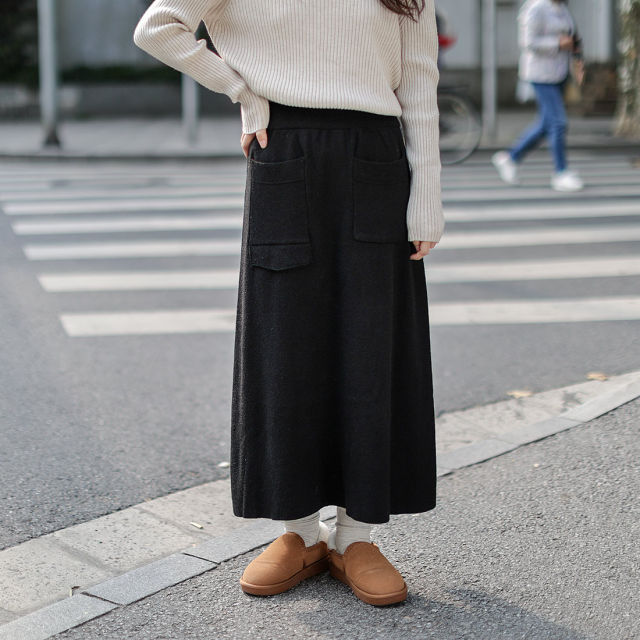 Yiye series design asymmetric pocket black slit knitted skirt for women in autumn and winter thickened Japanese retro skirt