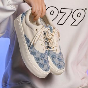
2025 autumn and winter new canvas shoes for men, casual sneakers, trendy shoes, cloth shoes for couples, a pair of denim checkerboard plaid