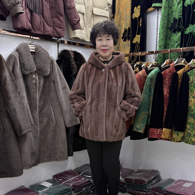 High-end middle-aged and elderly winter hooded fur all-in-one coat for small people 2025 striped mink velvet temperament mom fur