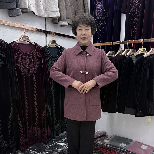 
Middle-aged and elderly mothers' winter coat with buckle lapel mink velvet coat for 50-year-old women thick casual warm coat mid-length