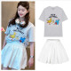 Zhao Lusi, the same light gray round neck bears cartoon pattern T -shirt, loose short sleeve shirt white puff white skirt
