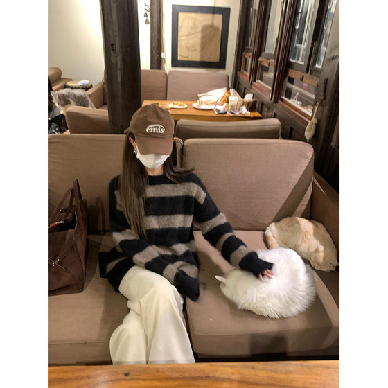 
Miss 77 skin enjoys light luxury, softness, high proportion of ultra-young mohair striped round neck loose casual sweater