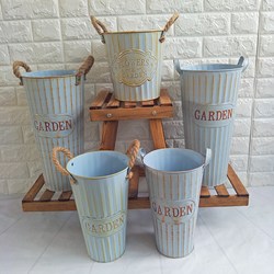 Vintage Tin Bucket Flower Shop Flower Bucket Dried Flower Vessel Old-Style Iron Bucket Wrought Iron Flower Bucket Flower Awakening Bucket Living Room Decoration