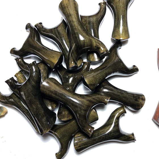 
Small defects can be used as small flying tiger pocket slingshots, high-quality materials, pure solid wood, easy to carry outdoors, Ponce ebony