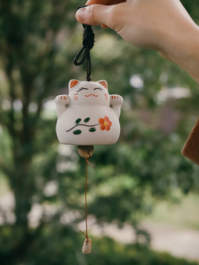 日本の陶器風鈴 - 招き猫の飾り