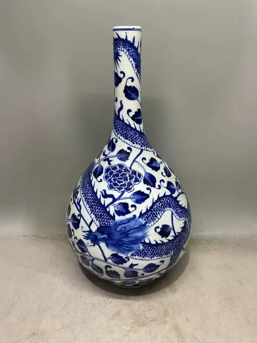 大清康熙年制缠枝花龙纹长颈青花胆瓶