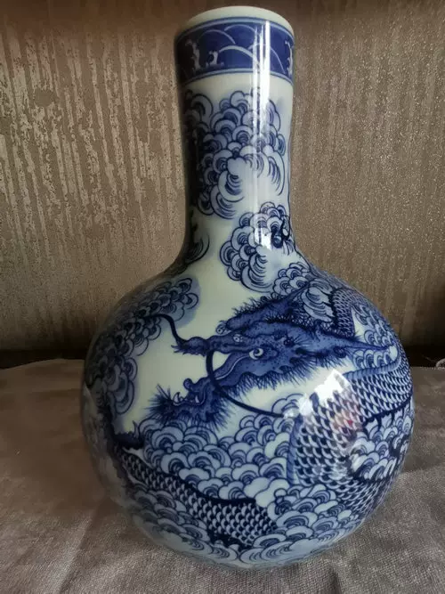 雍正款黄地斗彩穿花九龙纹天球瓶（图） --- 德藏收藏网