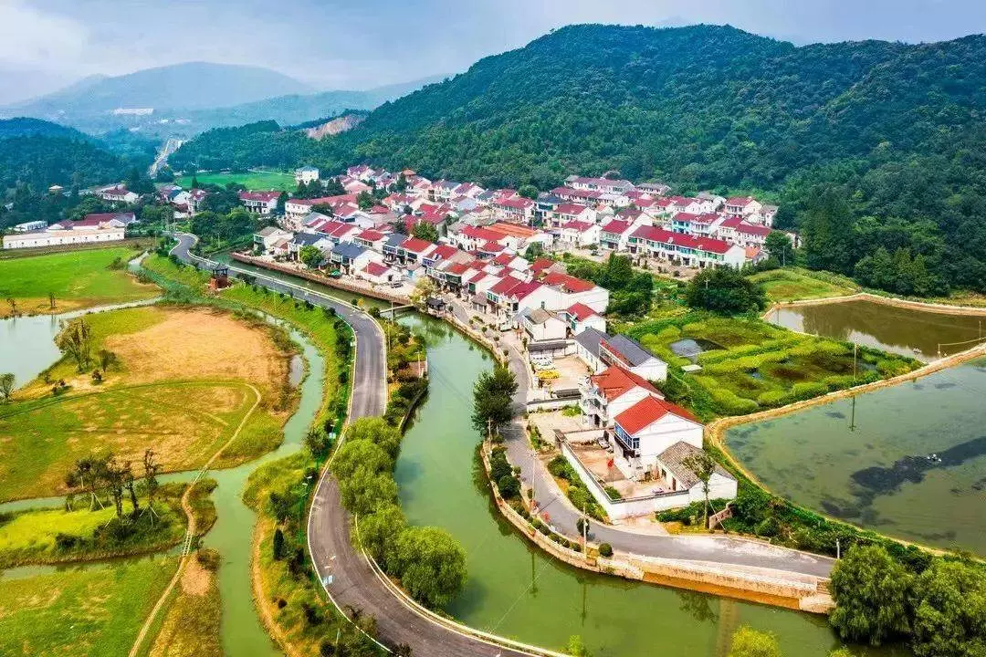 红里山村景区图片