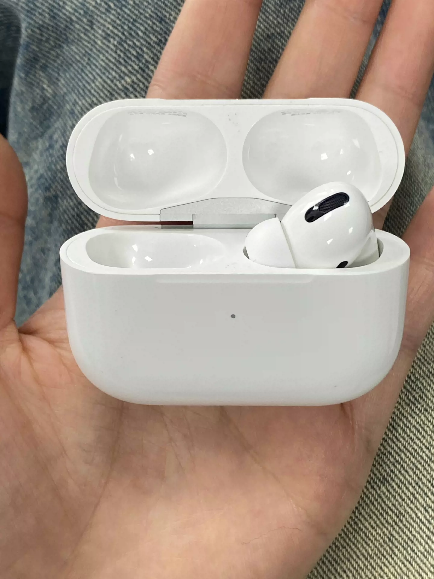 出自用的Airpods pro一代右耳耳机和充电仓，原装正品-Taobao Vietnam