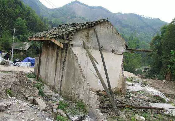 虹口深溪沟地震遗迹纪念地陈列馆图片