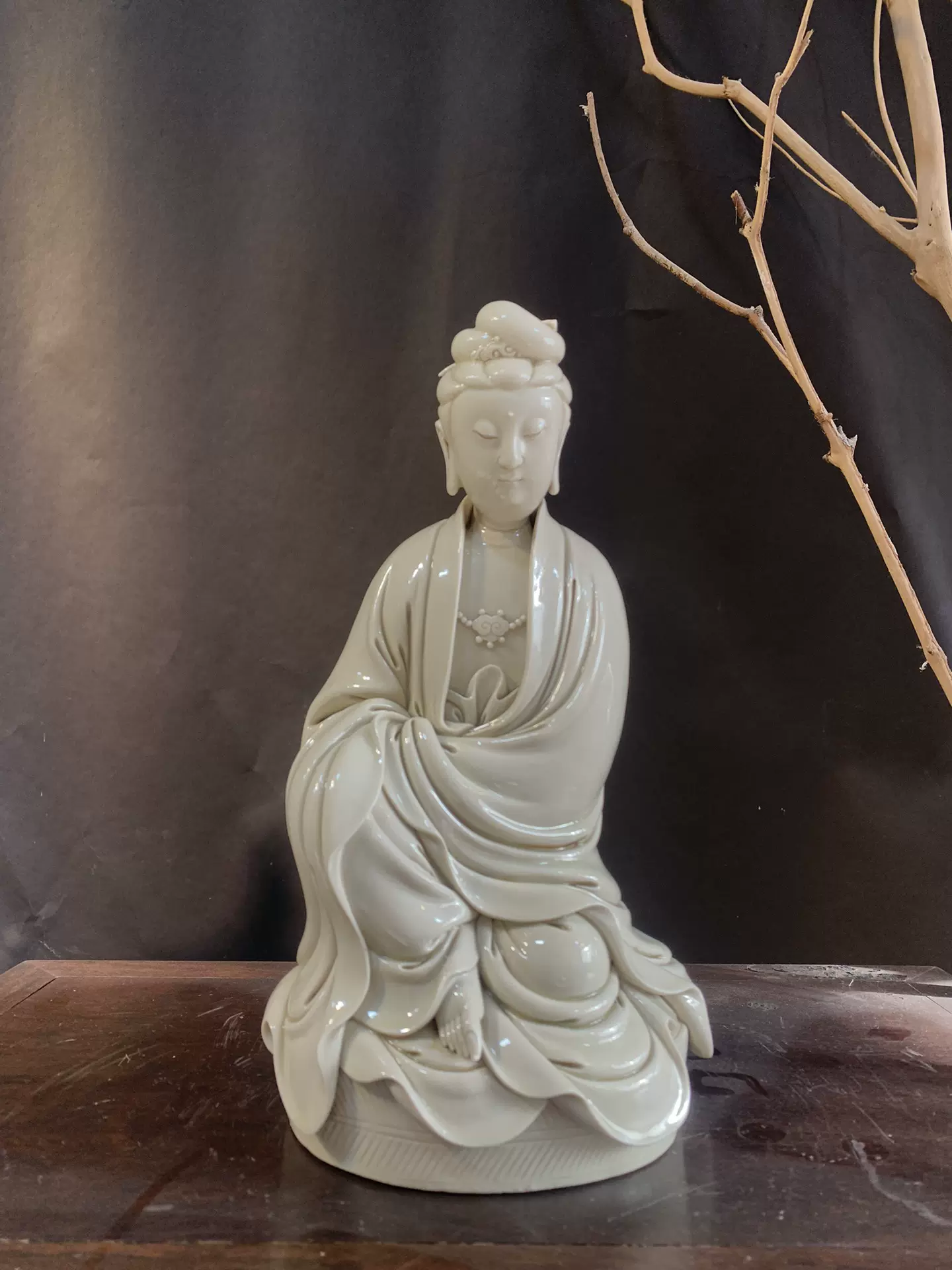 出一件明代德化窑何朝宗款白瓷观音塑像，成色完好