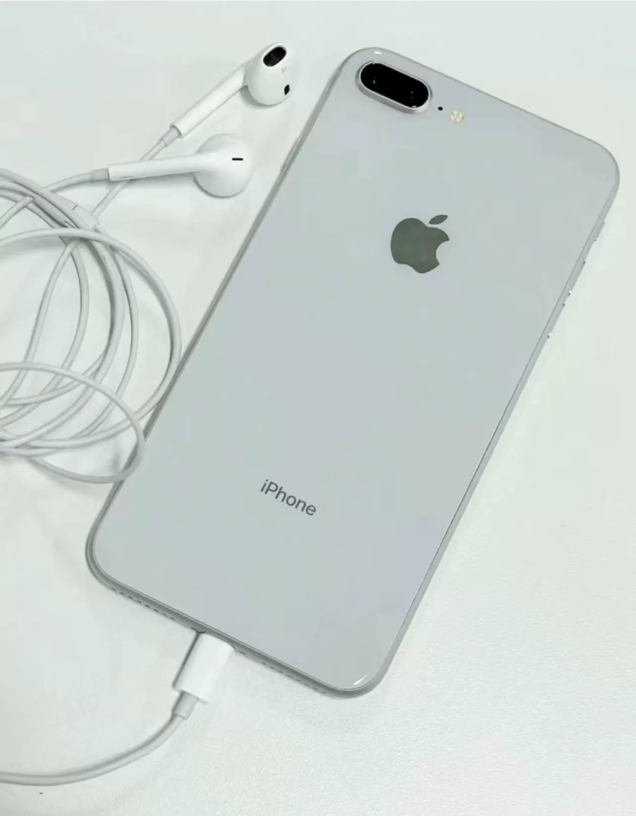 姐姐送的iPhone8Plus，256G 国行白色几乎全新-Taobao Vietnam