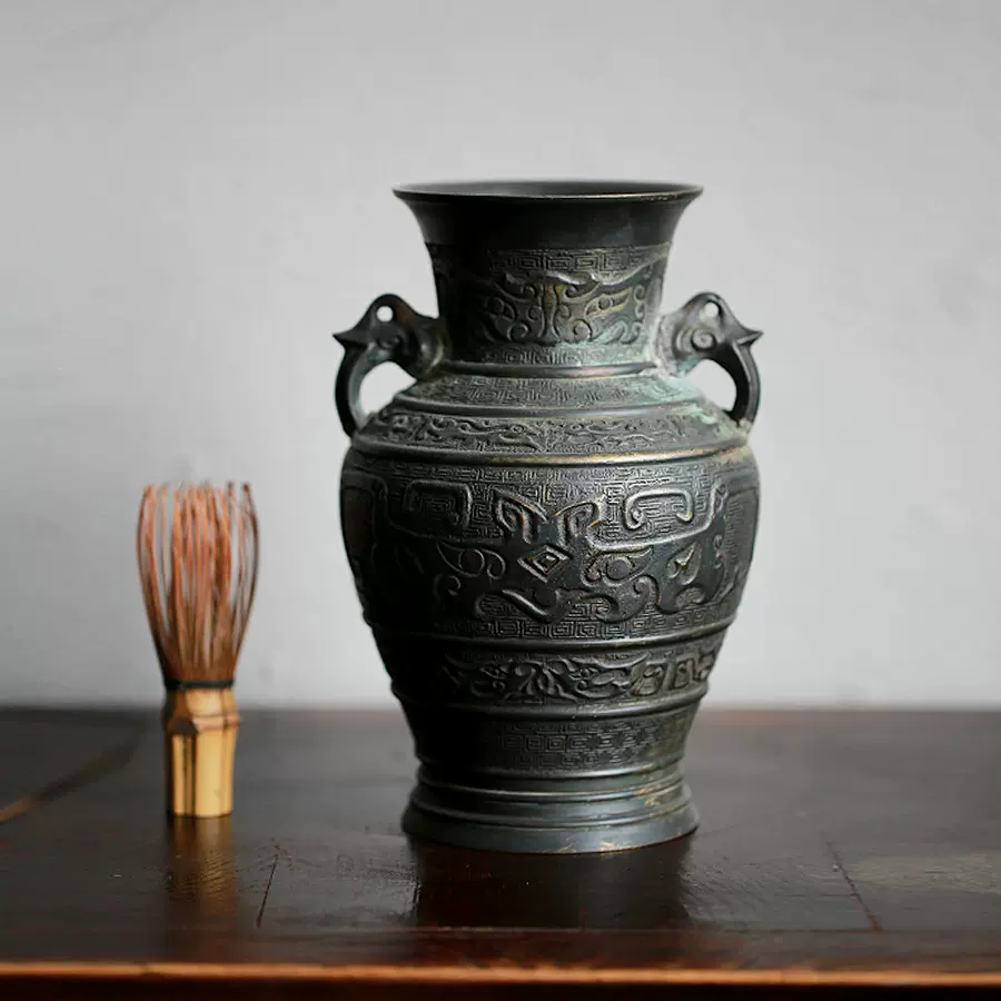 日本旧藏年代老物老斑铜浮雕穿云龙花觚