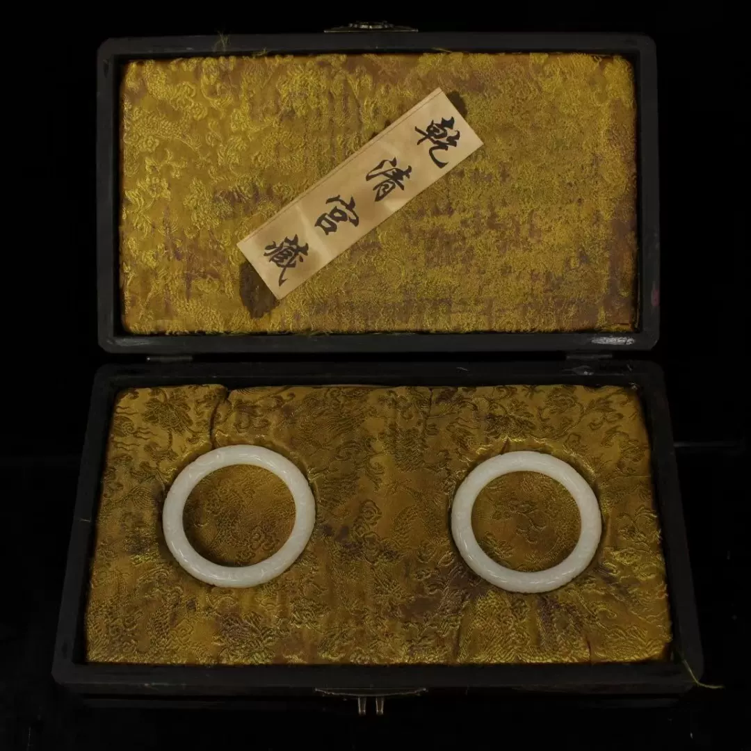 中国古美術 珍品旧蔵 清代宮廷御藏 罕見青白玉手鐲 老漆器箱付 装身具 古玉 清代仿古宫廷收藏乾清宫藏漆器盒子祥云纹对镯白玉手镯