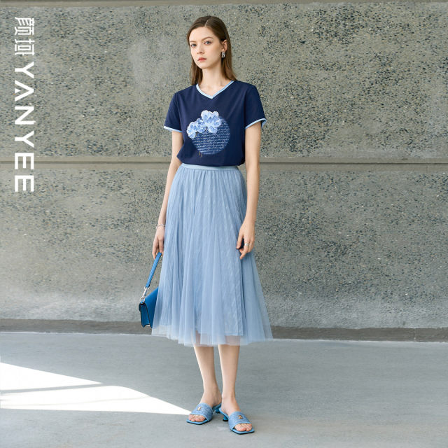 A complete set of simple blue skirt T-shirt suit for 2025 summer new women's clothing temperament commuting outfits