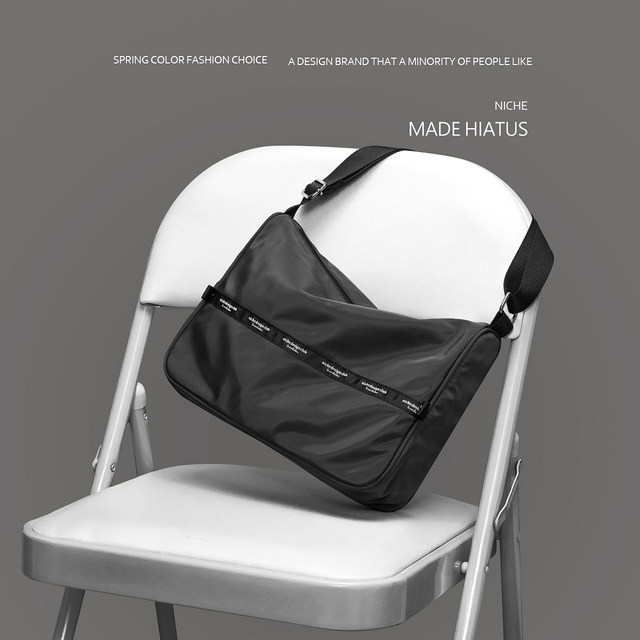 Hiatus Korean version of niche design brand nylon cloth shoulder bag ins, simple casual men's and women's same shoulder bag