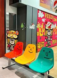 Smiley Face Plastic Matte Glossy Surface Three-Seater Temporary Chair for Malls, Can Be Color-Matched, Suitable for Pharmacy Entrances and Barber Shops