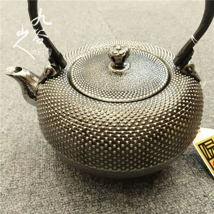 y009 人間国宝 鈴木盛久 霰紋 小型 鉄瓶 高さ14cm 小鉄瓶 茶道具 y009 人間国宝 鈴木盛久 霰紋 小型 鉄瓶 高さ14cm 小鉄瓶 茶道具