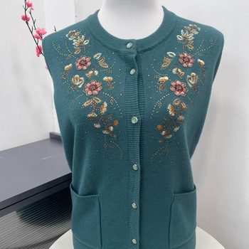 
Early autumn mother's thin cardigan fashionable middle-aged and elderly women's clothing fashionable elderly women's embroidered pocket knitted sweater