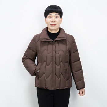 
A 50-year-old mother’s cotton-padded winter jacket is casual and warm