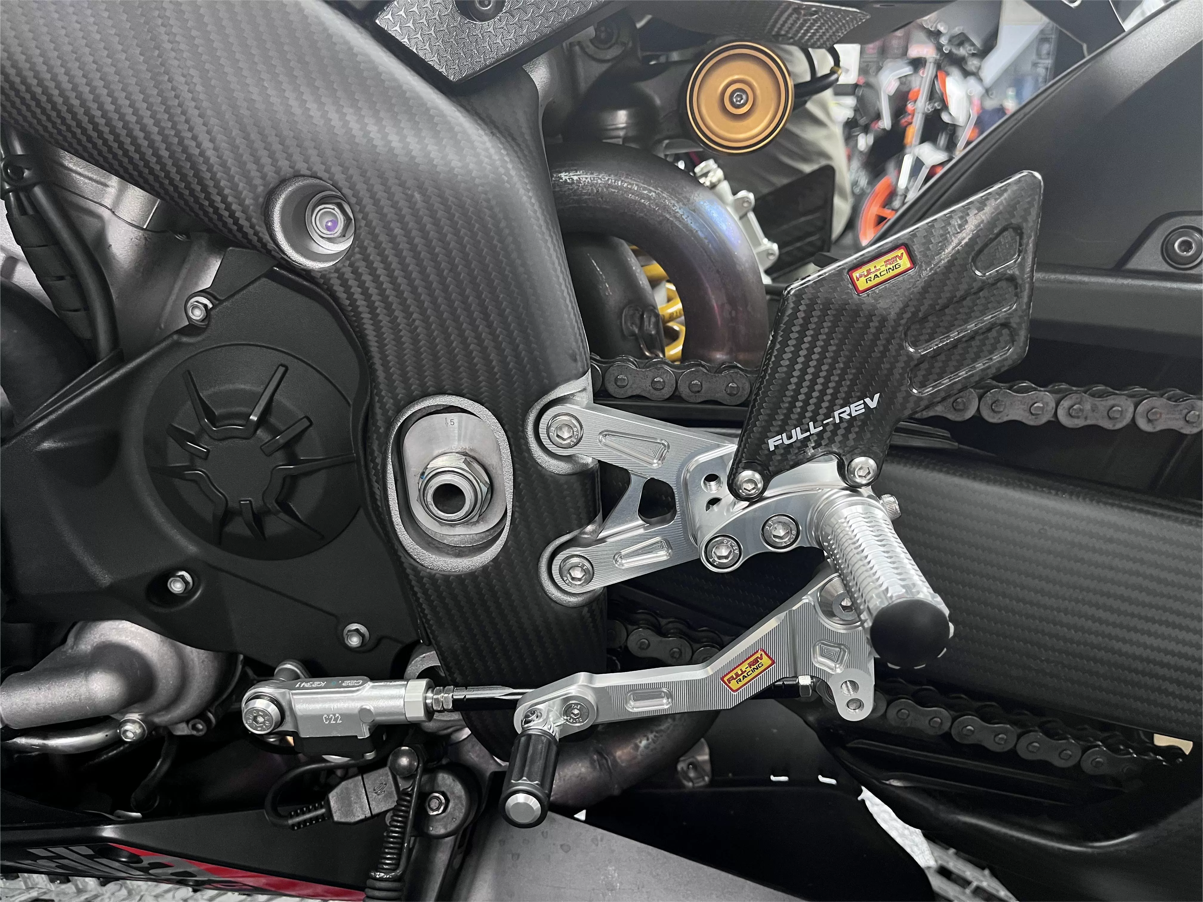 fullrev锋锐 适用aprilia阿普利亚rsv4 改装升高脚踏后移碳纤维