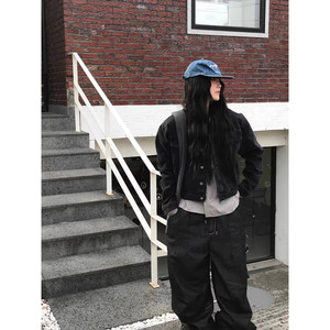 
Dongdaemun, South Korea, purchasing street fashion, retro temperament, washed and distressed denim jackets for men and women.