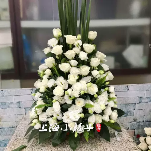 手提花籃上海寶興龍華殯儀館追悼會送花悼念過世白事花圈