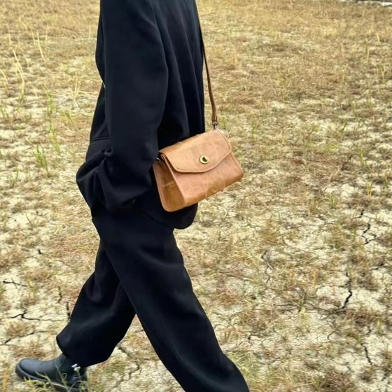 
Xingluoyunye retro vegetable tanned first-layer cowhide envelope bag, casual and versatile small square bag, shoulder crossbody bag