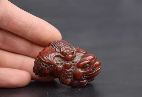 牛角彫刻 観音菩薩 置物 角彫刻掛物 手把件 仏像 牛角彫刻件 角雕净瓶观音菩萨小摆件牦牛角坐莲观音佛像挂件文玩牛角骨佛手把