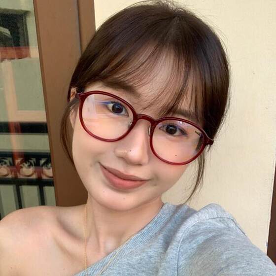 
Red non-faced glasses for women with myopia can match the high-level sense of slimming and anti-blue light round frame retro ultra-light eye frame