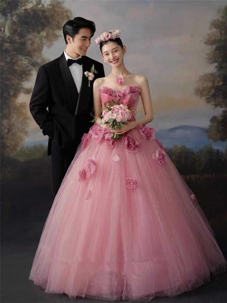 ピンクのストラップレスウェディングドレス - 油絵風メッシュガウン