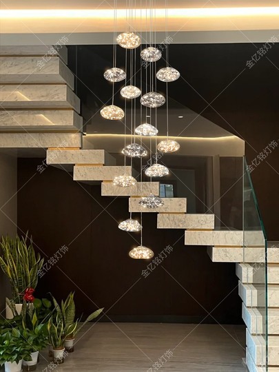 キングスター 24灯 ガラス スパイラル階段シャンデリア - モダン