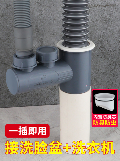 Tubo Di Scarico Delle Acque Reflue Nel Canale E Nel Mare Fotografia