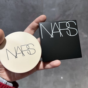 
NARS air cushion Nas Hydroxylluminated makeup liquid foundation powder core replacement with powder puff black square box/white round shell