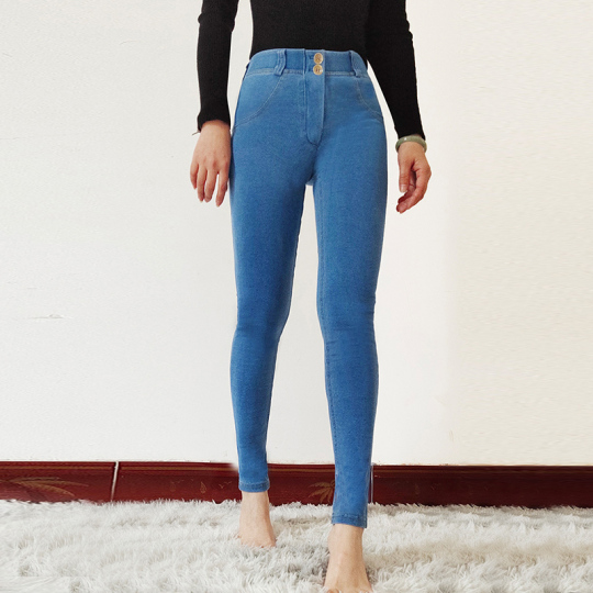 Shortsalar kiygan mushuklar