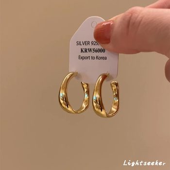 
Golden glossy irregular C-type earrings 2025 new hot style light luxury high-end autumn and winter niche temperament earrings